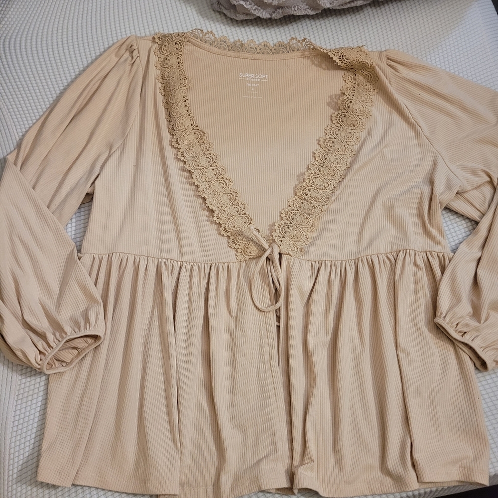 Torrid Cream Lace Detail Blouse 4